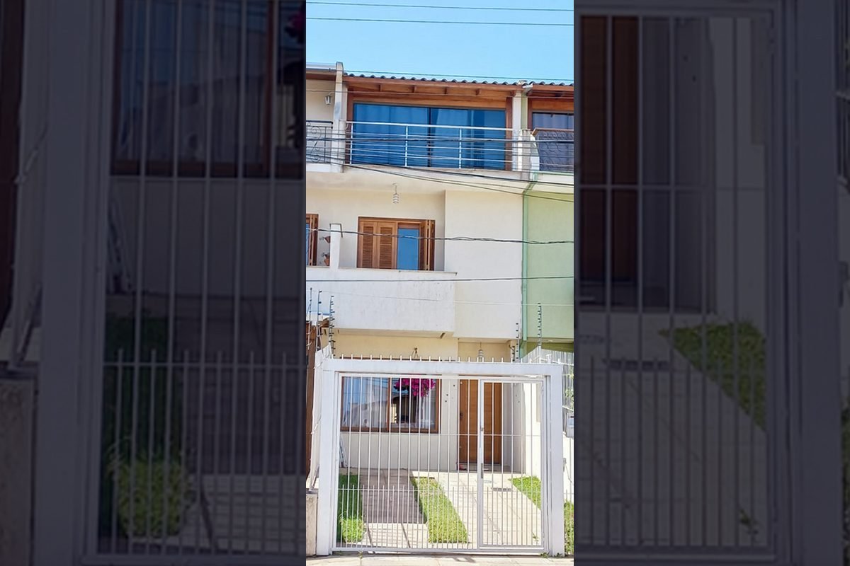 Sobrado Triplex com 3 Suítes Guarujá, Porto Alegre – RS