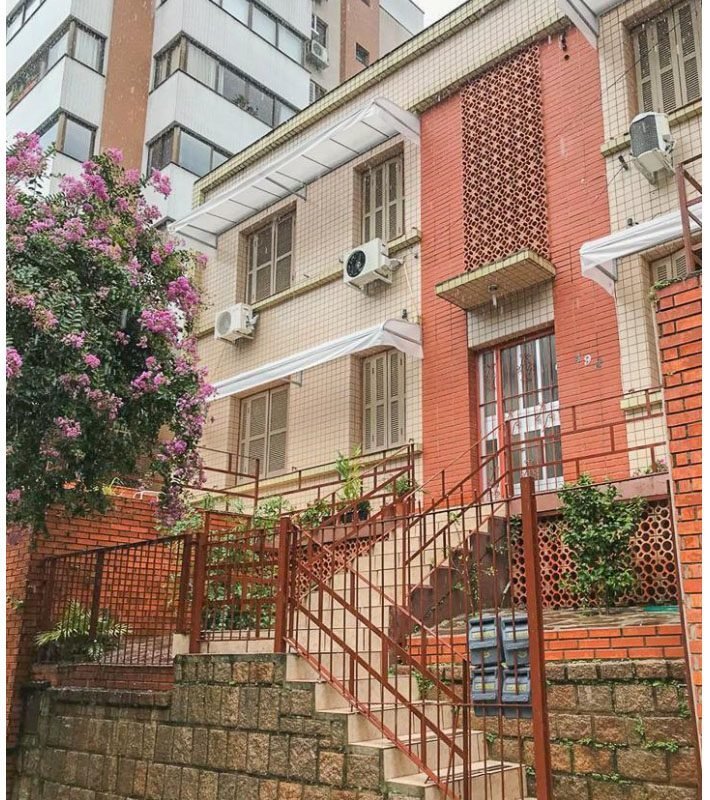 Apto de frente, de 2 dormitórios, Bairro de Petrópolis em Porto Alegre.