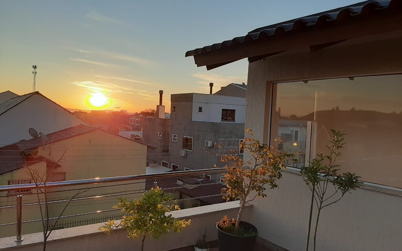 Sobrado com 3 suítes no Loteamento Caminho do Sol no Bairro Guarujá