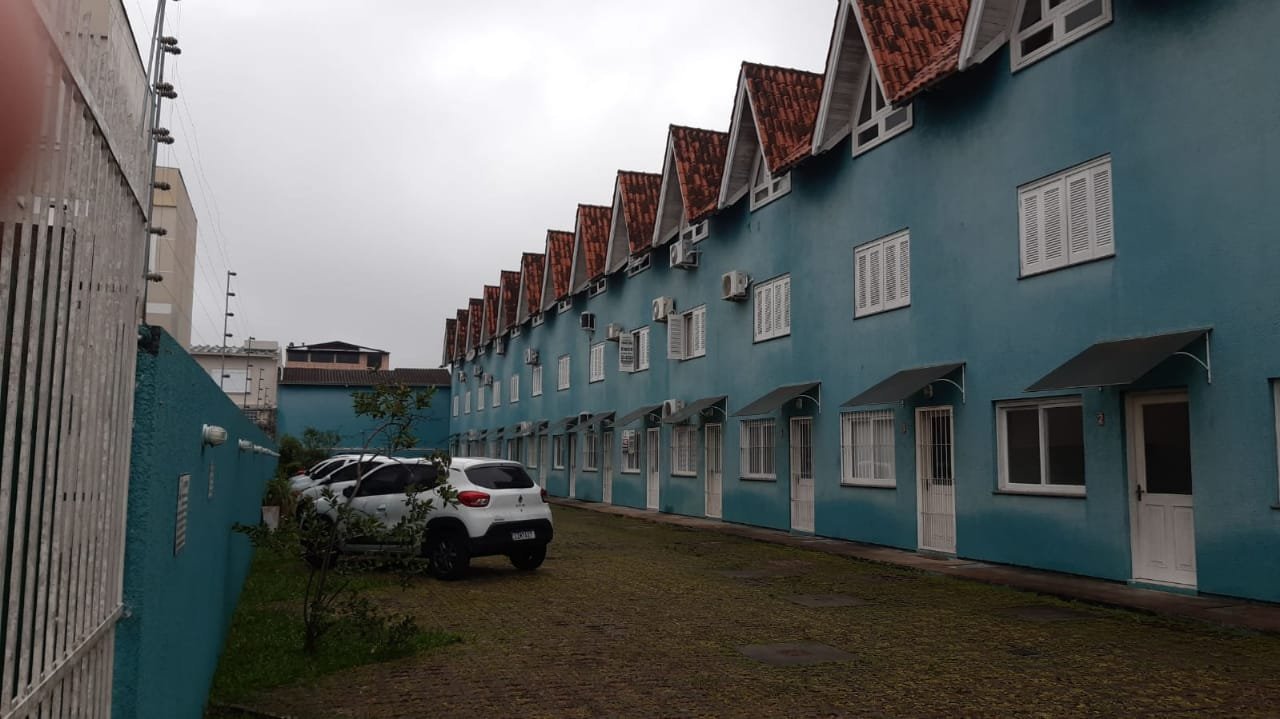 Sobrado Triplex com 2 dormitórios no bairro Camaquã – Porto Alegre – RS