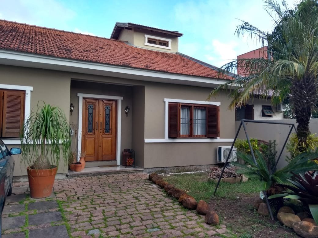 Excelente Casa com 03 dormitórios, jardim e espaço para 03 carros.