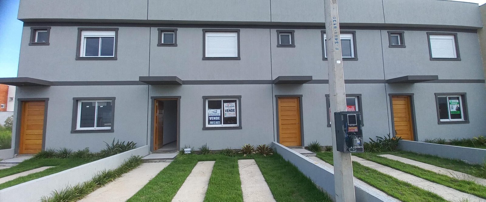 Sobrado com 3 dormitórios no Bairro Hípica em Porto Alegre.