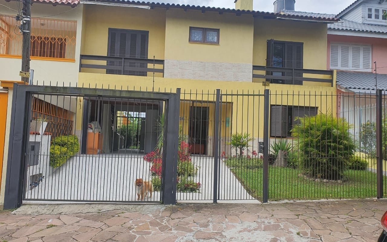 Residência com dois pavimentos em excelente localização no Bairro Espírito Santo.
