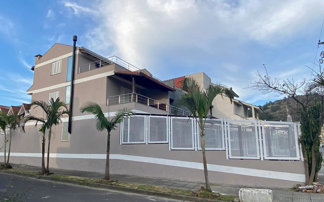 Excelente Sobrado de Esquina com vista para o Guaíba. (VENDIDO)