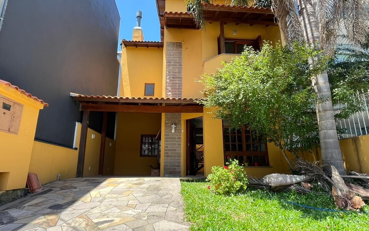 Ótima casa com 3 Andares e 4 dormitórios no Bairro Hípica, Porto Alegre.