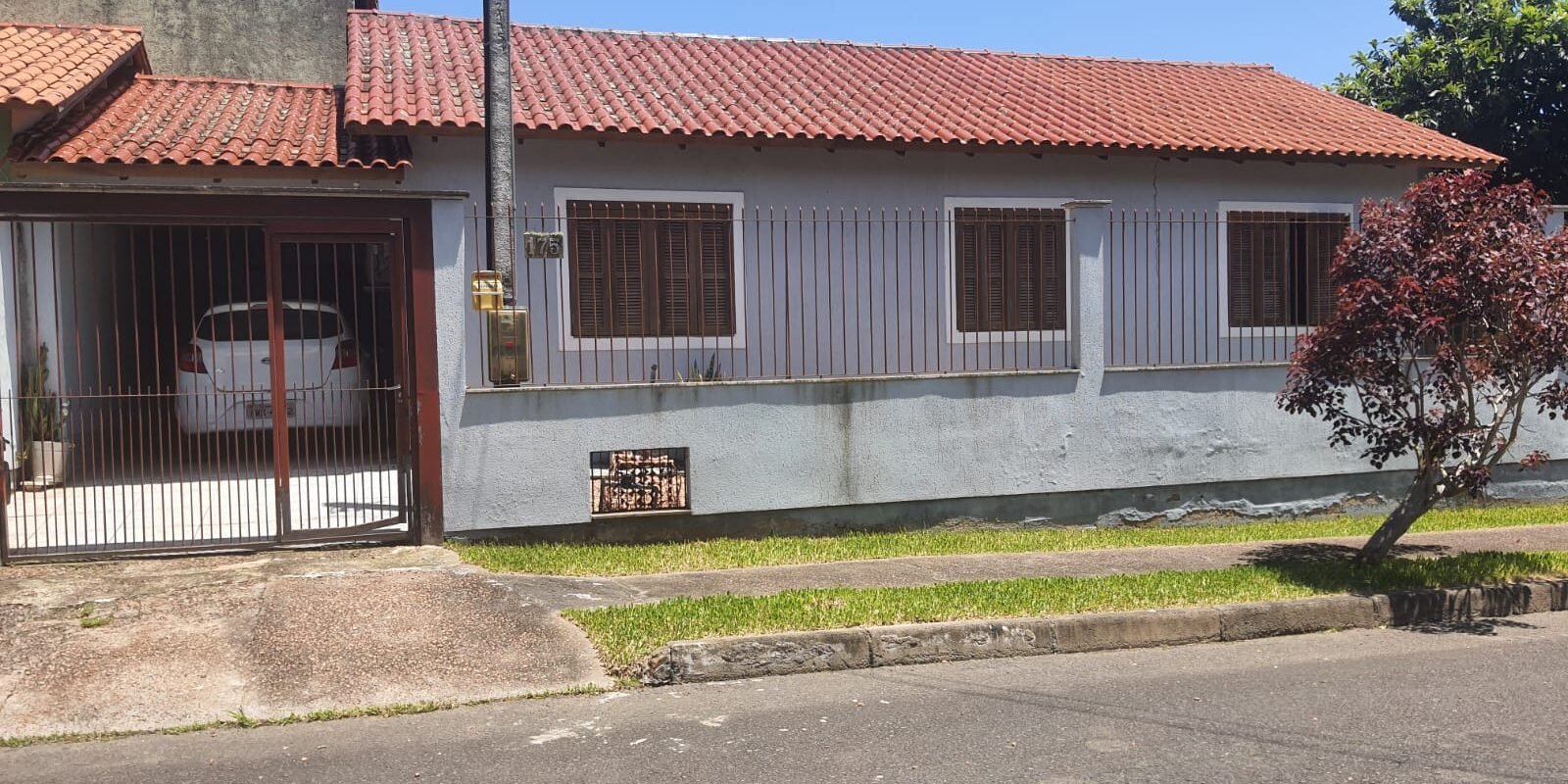 Casa térrea com 2 dormitórios no portal 2 do Guarujá Porto Alegre/RS.