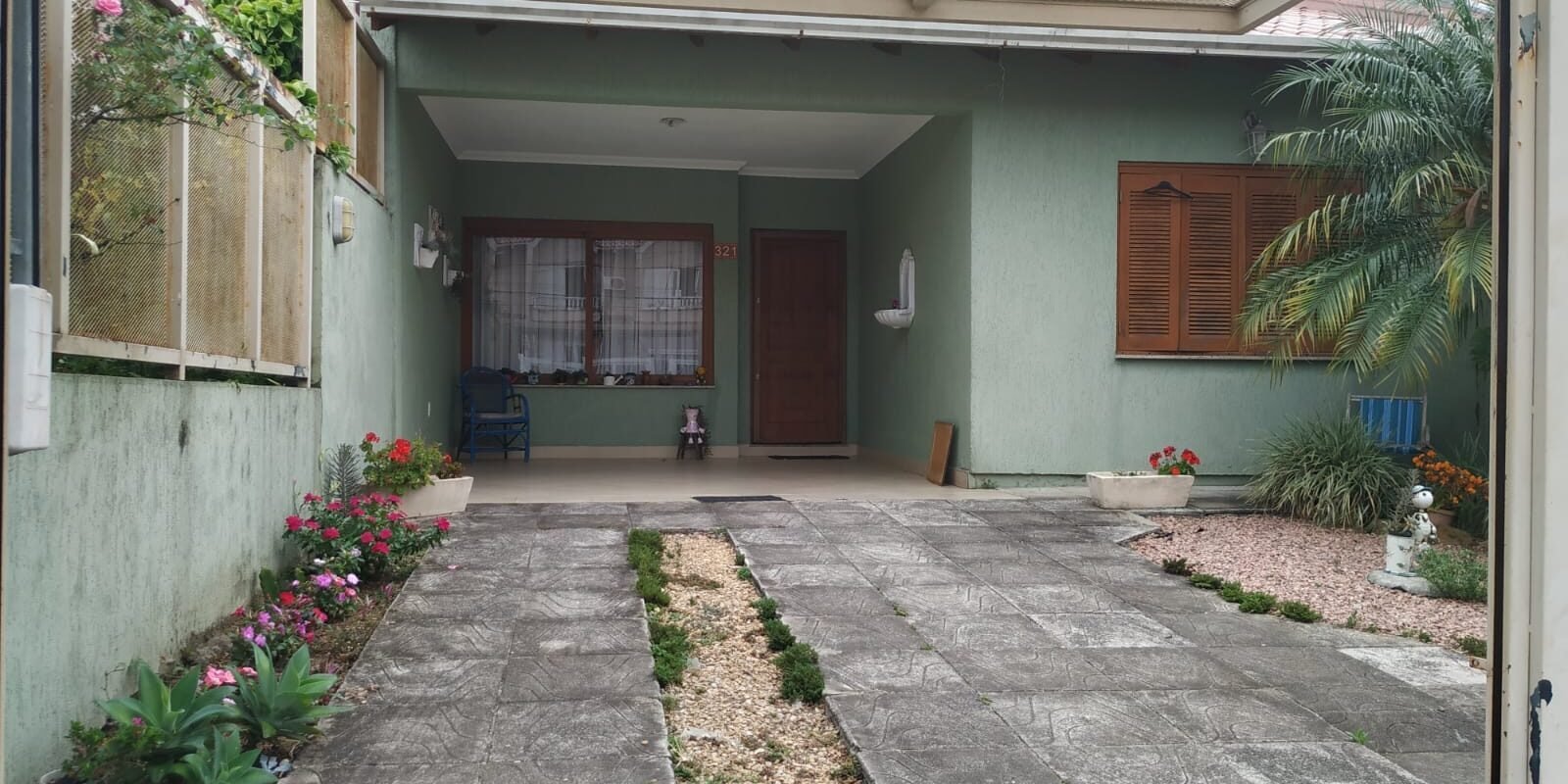 Casa térrea de 3 dormitórios no Loteamento Caminho do Sol, bairro Guarujá, Porto Alegre