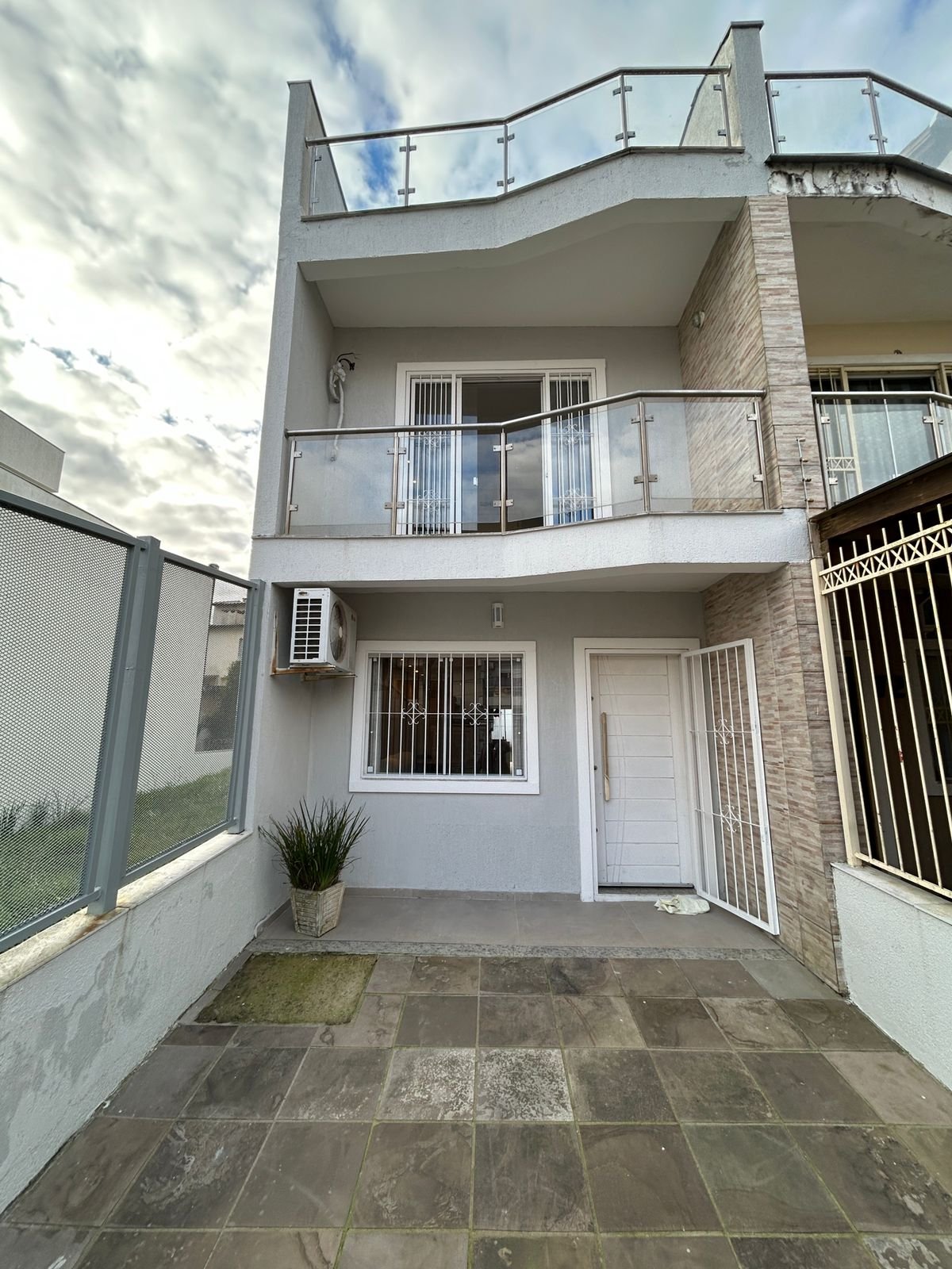 Sobrado com 2 suítes no bairro Guarujá, parte alta, Porto Alegre RS