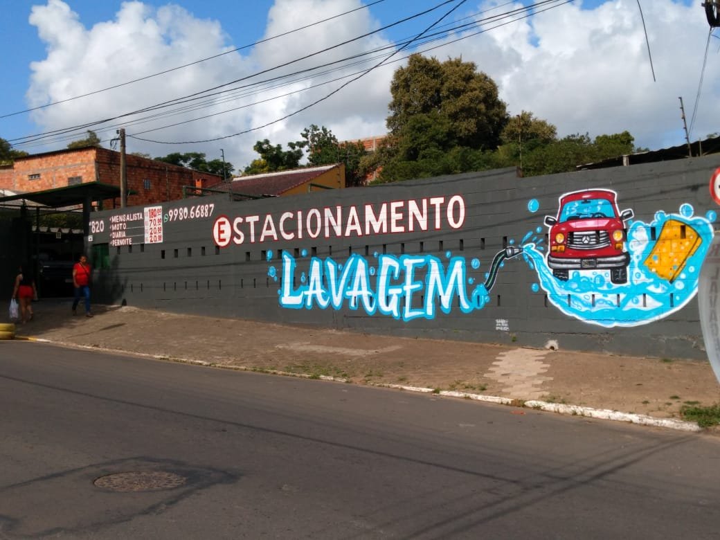 Terreno comercial com estacionamento montado.