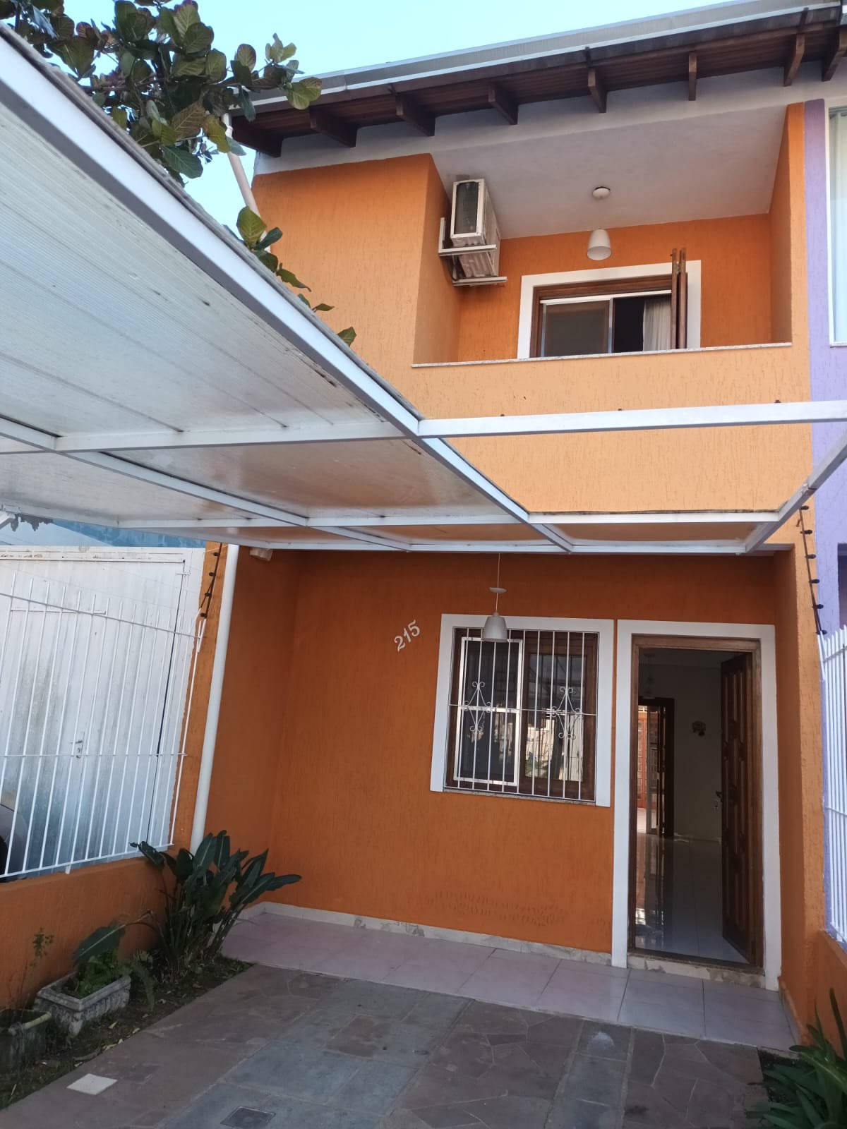 Sobrado de 2 dormitórios no Loteamento Caminho do Sol, bairro Guarujá.