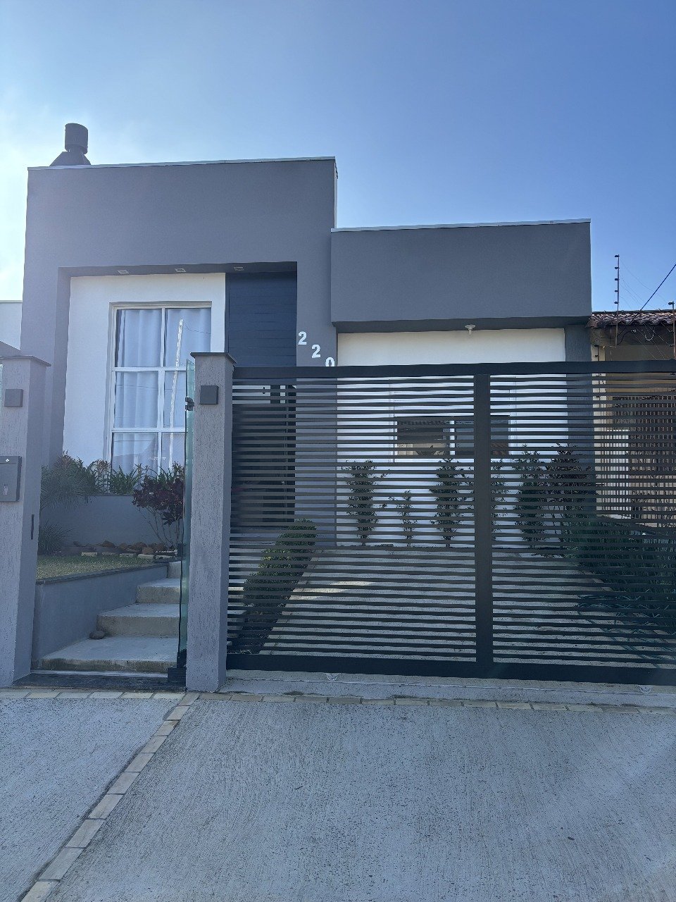 Ótima casa térrea com 2 dormitórios Bairro Guarujá,  Zona Sul de Porto Alegre  RS.