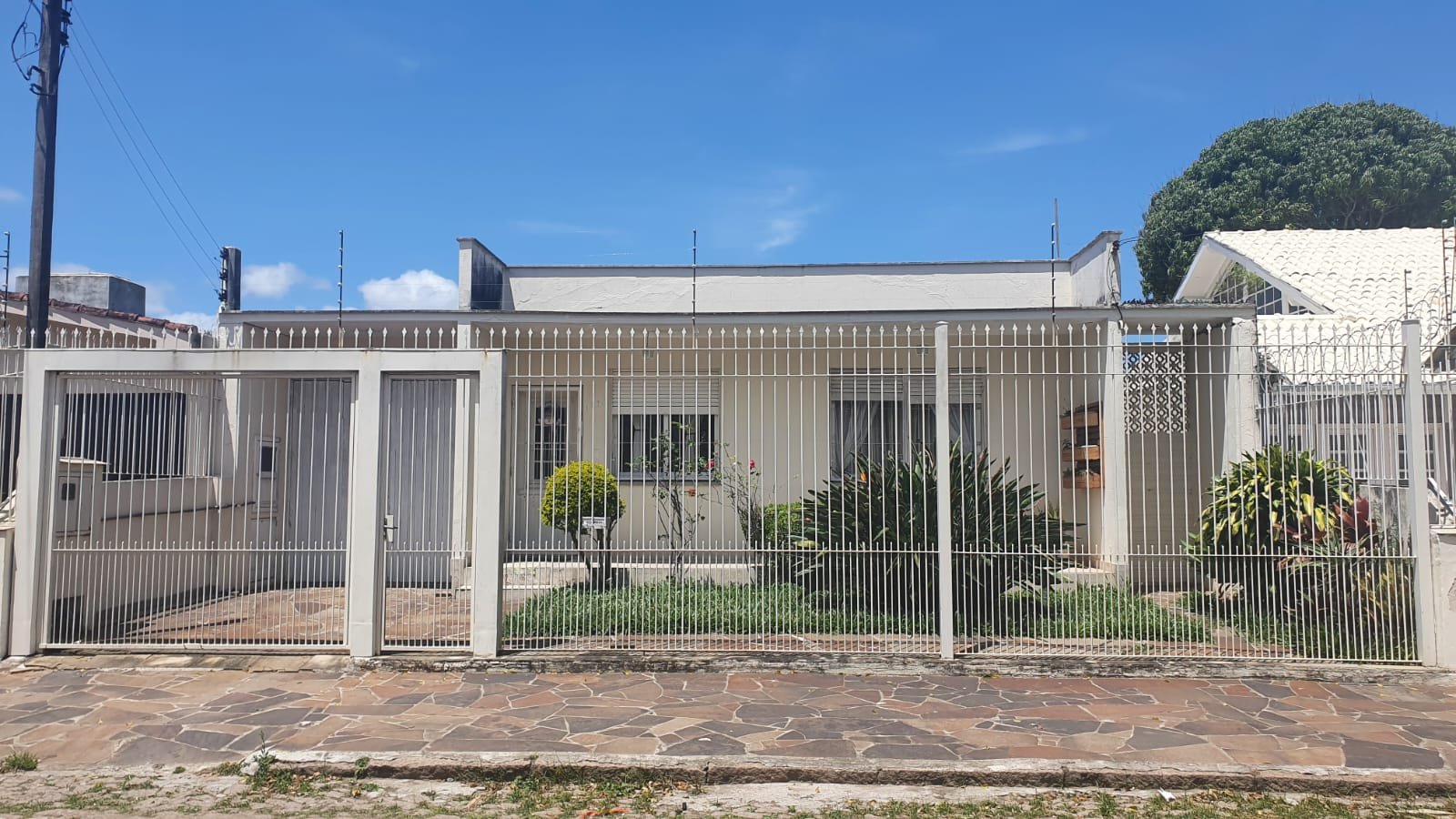 Casa ampla e térrea com 3 quartos no Bairro Guarujá – Porto Alegre.