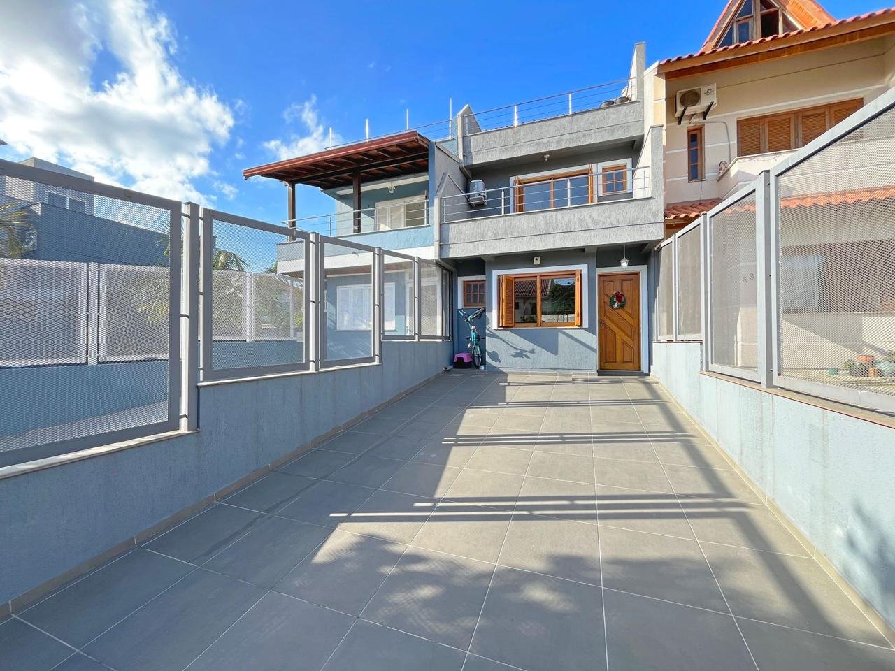 Sobrado com 3 suítes e terraço com vista para o Guaíba.