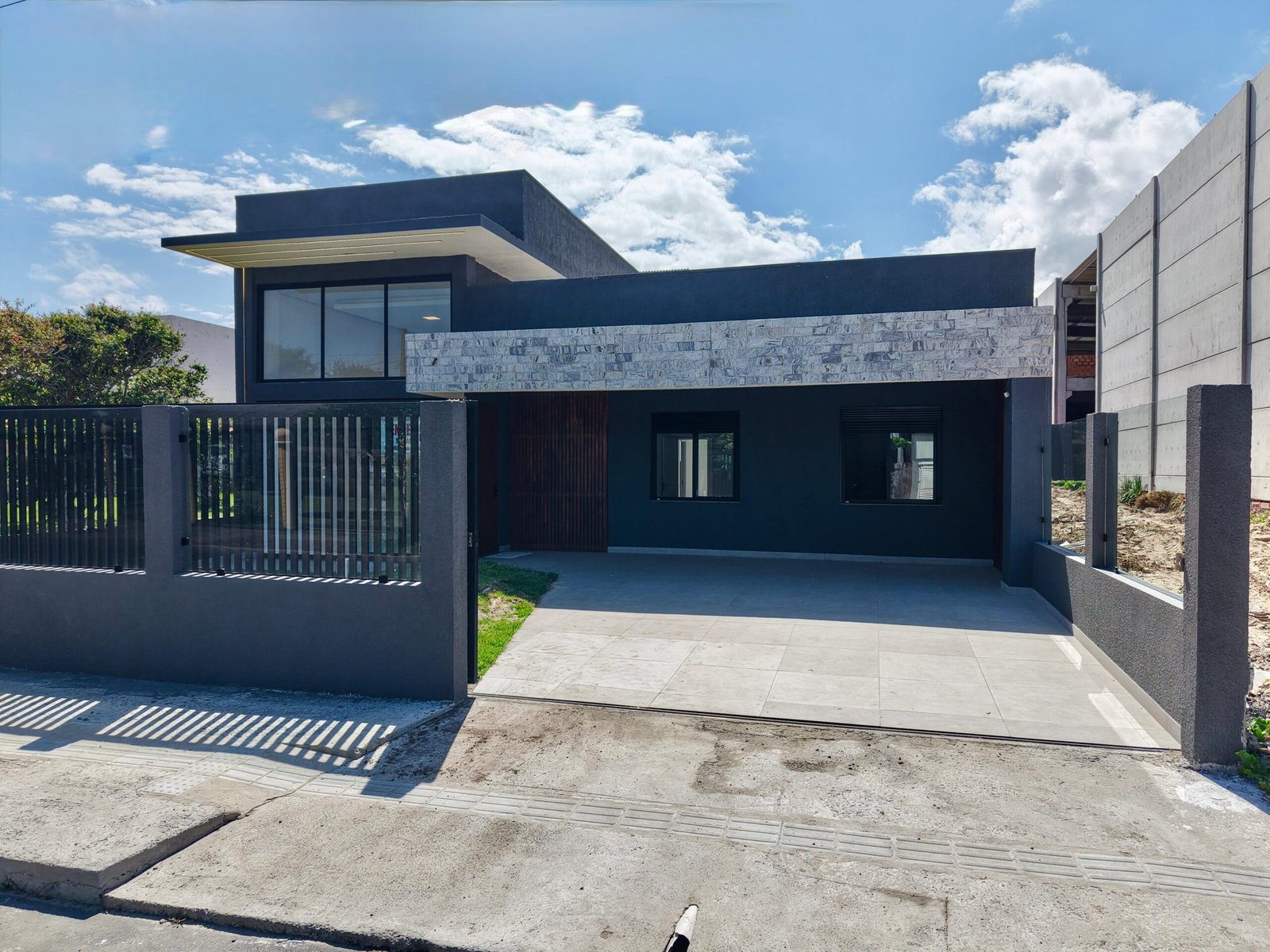 Casa à venda com 4 Suítes na Praia do Araçá, Lado Mar Capão da Canoa, RS