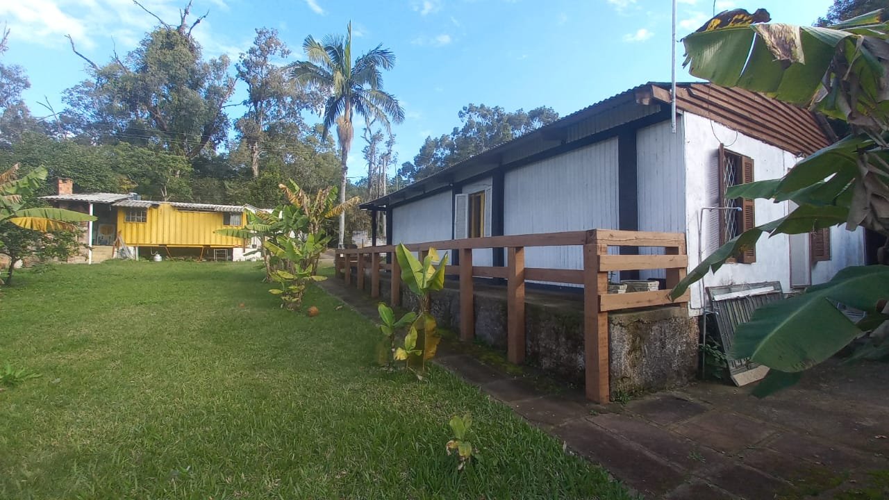 Vendo terrenos de 600m2 com uma casa de madeira na Estrada de Belém Novo, na Ponta Grossa, Porto Alegre.